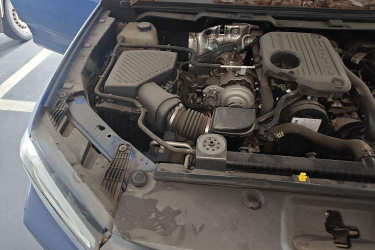 Used SAIC MAXUS T70 2022 2.0T Manual Diesel Two-Wheel Drive 5th Anniversary Edition Elite Version with Long Bed and Flat Floor Engine Bay Right