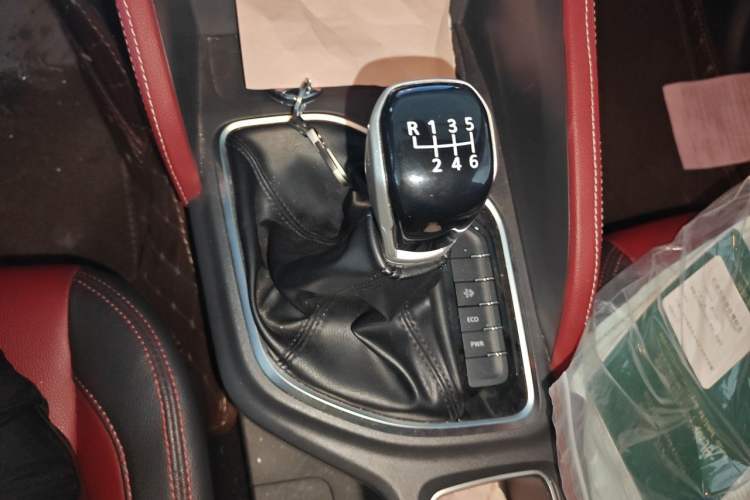 Used SAIC MAXUS T70 2022 2.0T Manual Diesel Two-Wheel Drive 5th Anniversary Edition Elite Version with Long Bed and Flat Floor Gear Lever