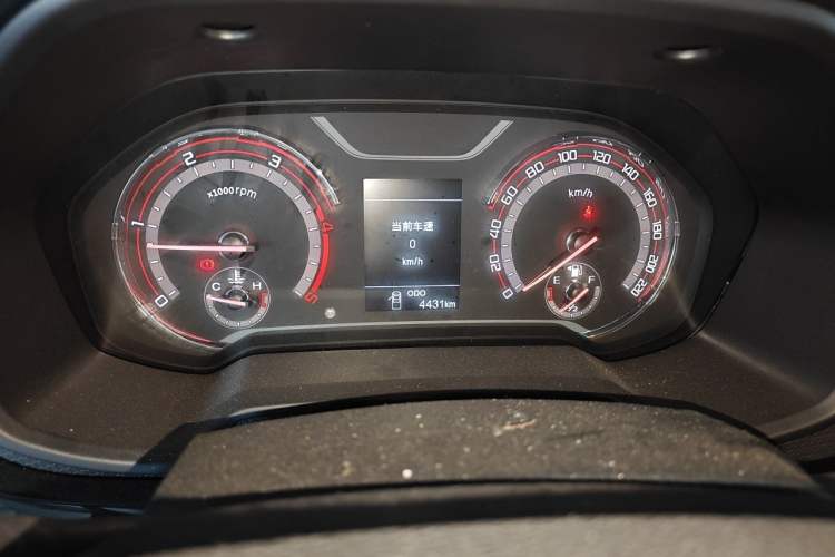 Used SAIC MAXUS T70 2022 2.0T Manual Diesel Two-Wheel Drive 5th Anniversary Edition Elite Version with Long Bed and Flat Floor Instrument Cluster