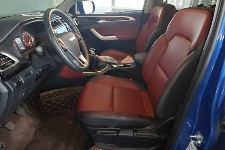Used SAIC MAXUS T70 2022 2.0T Manual Diesel Two-Wheel Drive 5th Anniversary Edition Elite Version with Long Bed and Flat Floor Left Front Seat