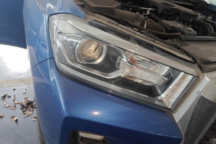 Used SAIC MAXUS T70 2022 2.0T Manual Diesel Two-Wheel Drive 5th Anniversary Edition Elite Version with Long Bed and Flat Floor Right Front Headlight