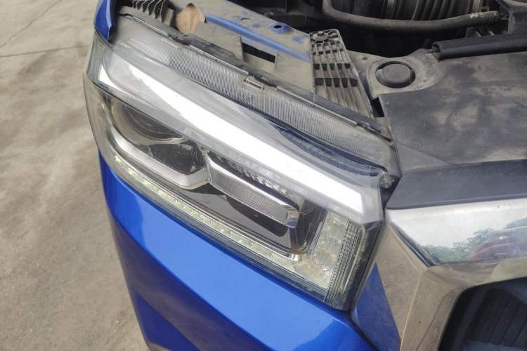 Used SAIC MAXUS T70 2022 2.0T Manual Diesel Two-Wheel Drive 5th Anniversary Edition Elite Version Long-Box Right Front Headlight