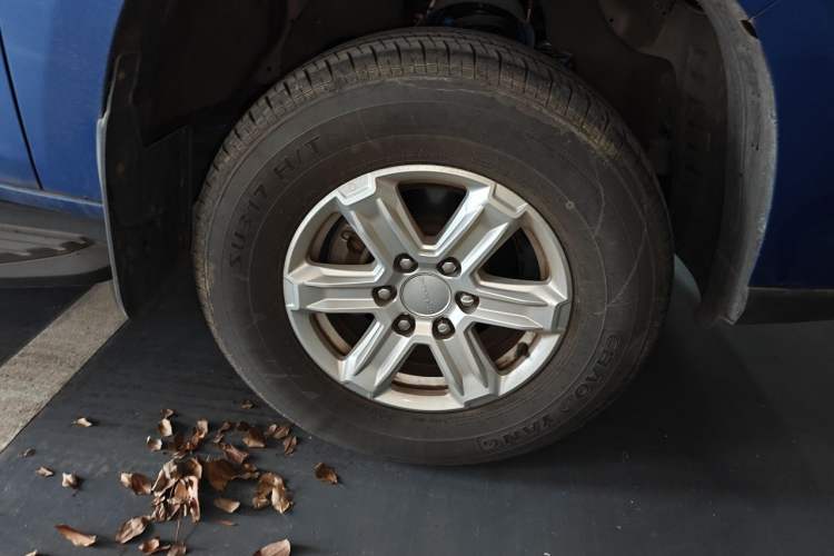 Used SAIC MAXUS T70 2022 2.0T Manual Diesel Two-Wheel Drive 5th Anniversary Edition Elite Version with Long Bed and Flat Floor Right Front Wheel Hub