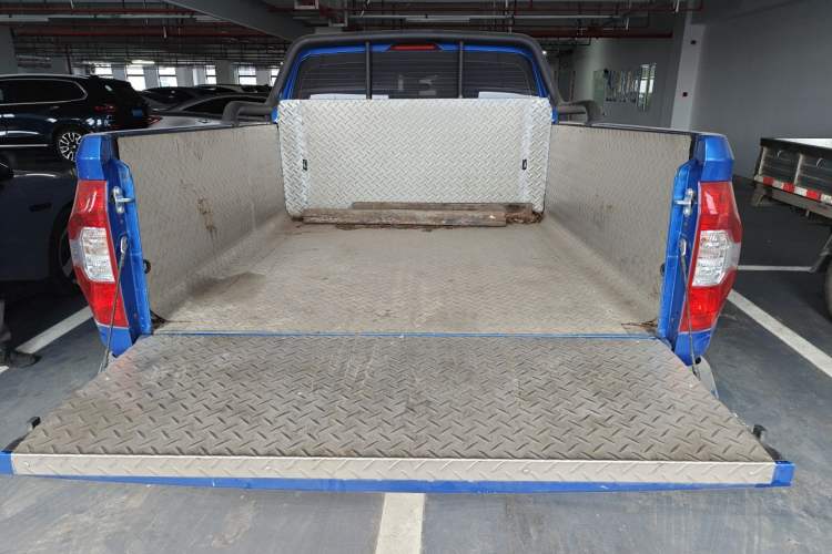 Used SAIC MAXUS T70 2022 2.0T Manual Diesel Two-Wheel Drive 5th Anniversary Edition Elite Version with Long Bed and Flat Floor Trunk