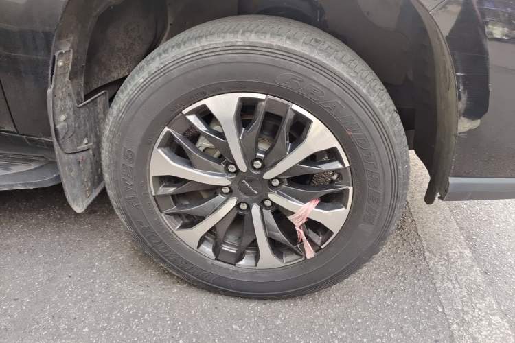 Used SAIC MAXUS T90 2021 2.0T Single-Turbo Automatic All-Wheel Drive High-Ride Elite Version with Extended Cargo Bed Right Front Wheel Hub