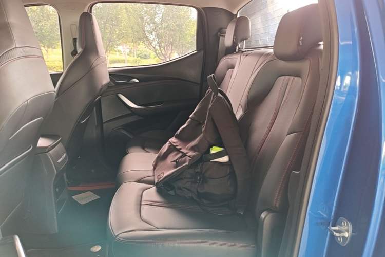 Used SAIC MAXUS T90 2021 2.0T Twin-Turbo Automatic All-Wheel Drive High-Ride Comfort Edition with Standard Box Left Rear Seat