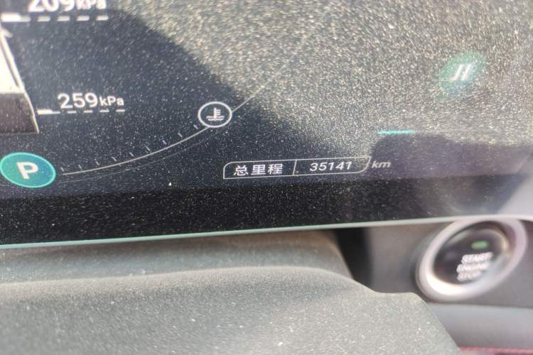 Used SAIC MAXUS T90 2021 2.0T Single-Turbo Automatic All-Wheel Drive High-Ride Elite Version with Extended Cargo Bed Odometer Close Up