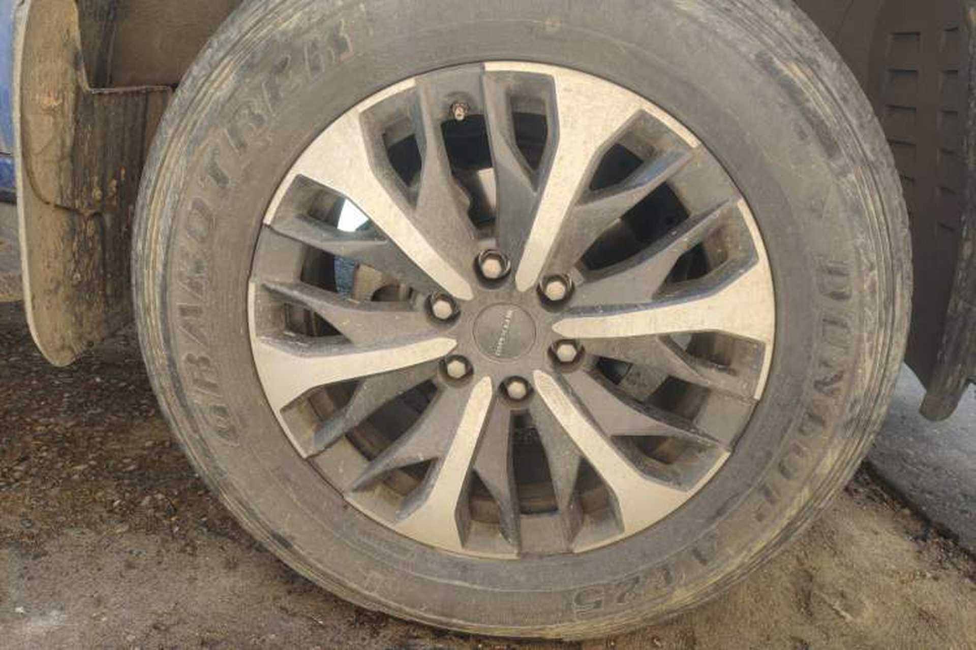 Used SAIC MAXUS T90 2021 2.0T Single-Turbo Automatic All-Wheel Drive High-Ride Elite Version with Extended Cargo Bed Right Front Wheel Hub