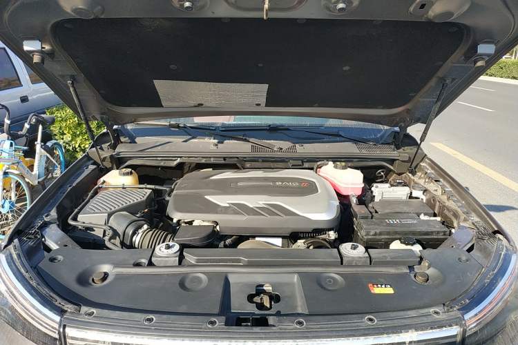 Used SAIC MAXUS T90 2021 2.0T Single-Turbo Automatic All-Wheel Drive High-Ride Elite Version with Extended Cargo Bed Engine Bay