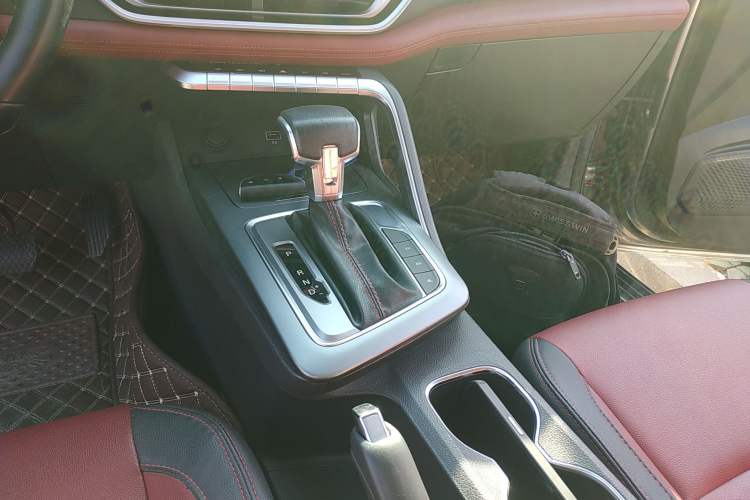 Used SAIC MAXUS T90 2021 2.0T Single-Turbo Automatic All-Wheel Drive High-Ride Elite Version with Extended Cargo Bed Gear Lever