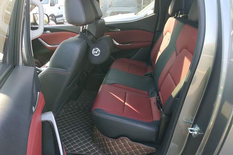 Used SAIC MAXUS T90 2021 2.0T Single-Turbo Automatic All-Wheel Drive High-Ride Elite Version with Extended Cargo Bed Interior 4