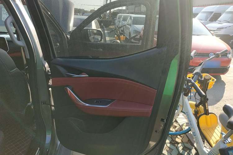 Used SAIC MAXUS T90 2021 2.0T Single-Turbo Automatic All-Wheel Drive High-Ride Elite Version with Extended Cargo Bed Interior 6