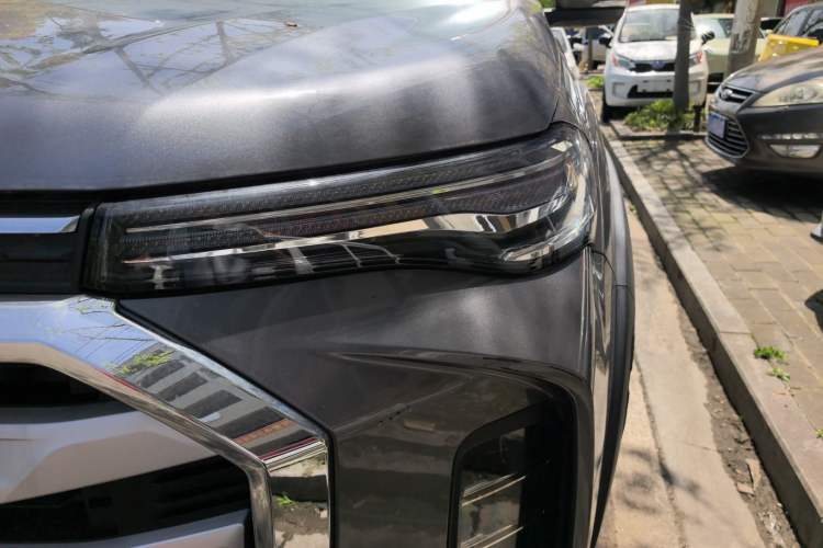 Used SAIC MAXUS T90 2021 2.0T Twin-Turbo Automatic All-Wheel Drive High-Ride Comfort Edition with Extended Cargo Space Left Front Headlight