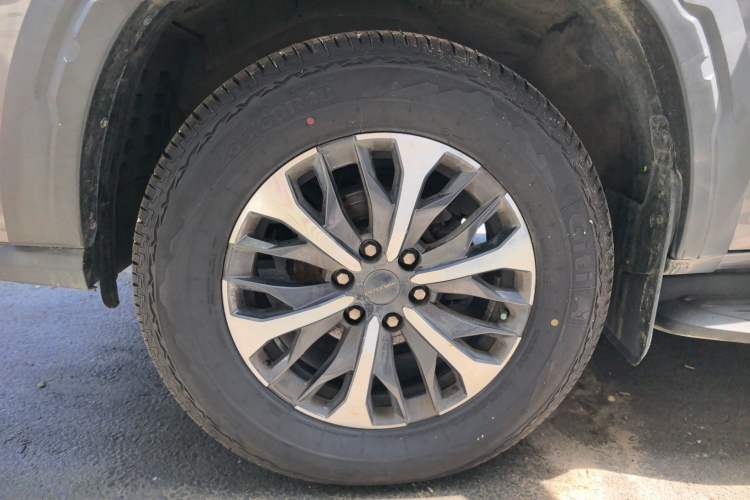 Used SAIC MAXUS T90 2021 2.0T Twin-Turbo Automatic All-Wheel Drive High-Ride Comfort Edition with Extended Cargo Space Left Front Wheel Hub