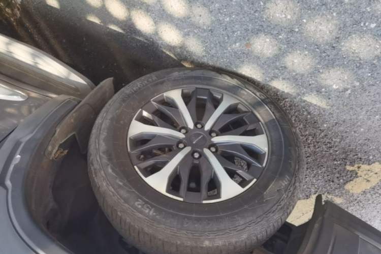 Used SAIC MAXUS T90 2021 2.0T Twin-Turbo Automatic Two-Wheel Drive High-Ride Luxury Standard Cab Left Front Wheel Hub