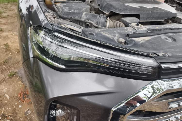 Used SAIC MAXUS T90 2021 2.0T Single-Turbo Automatic All-Wheel Drive High-Ride Elite Version with Extended Cargo Bed Right Front Headlight