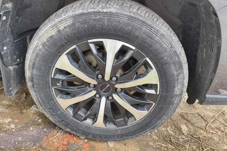 Used SAIC MAXUS T90 2021 2.0T Single-Turbo Automatic All-Wheel Drive High-Ride Elite Version with Extended Cargo Bed Right Front Wheel Hub