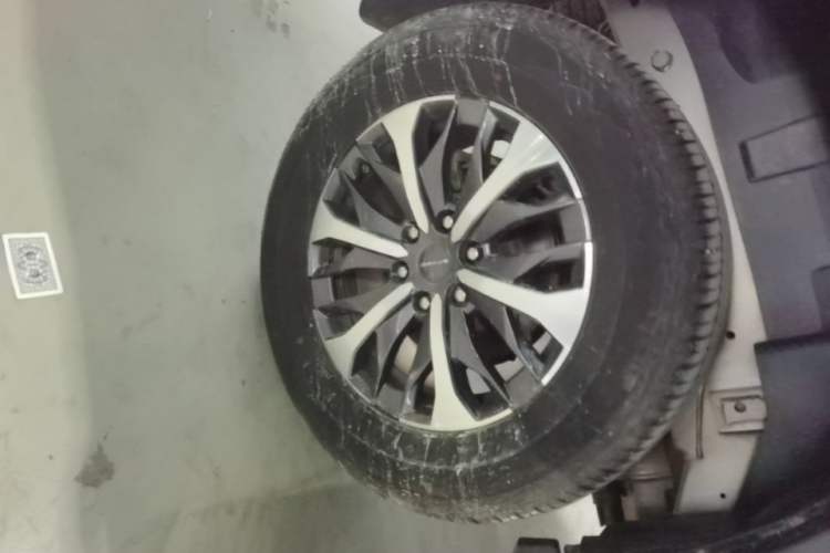 Used SAIC MAXUS T90 2021 2.0T Twin-Turbo Automatic Two-Wheel Drive High-Ride Comfort Edition Standard Cab Right Rear Wheel Hub