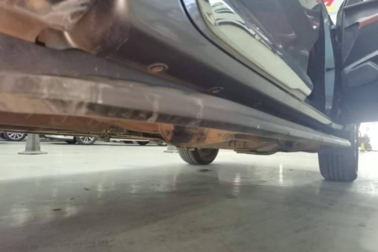 Used SAIC MAXUS T90 2021 2.0T Twin-Turbo Automatic Two-Wheel Drive High-Ride Comfort Edition Standard Cab Right Side Sill