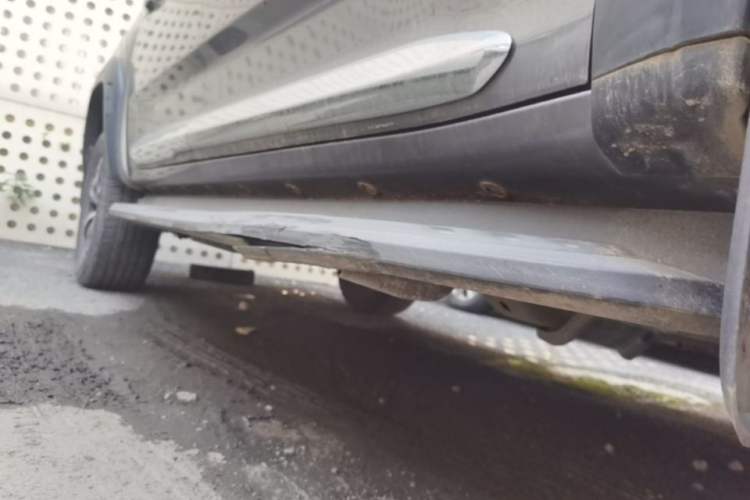 Used SAIC MAXUS T90 2021 2.0T Twin-Turbo Automatic Two-Wheel Drive High-Ride Luxury Standard Cab Right Side Sill