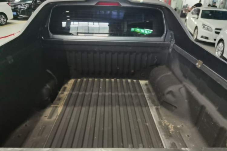Used SAIC MAXUS T90 2021 2.0T Twin-Turbo Automatic Two-Wheel Drive High-Ride Comfort Edition Standard Cab Trunk