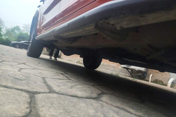 Used SAIC MAXUS T90 2021 2.0T Single-Turbo Automatic Two-Wheel Drive High-Ride Comfort Plus Long-Box Version Chassis Front Right