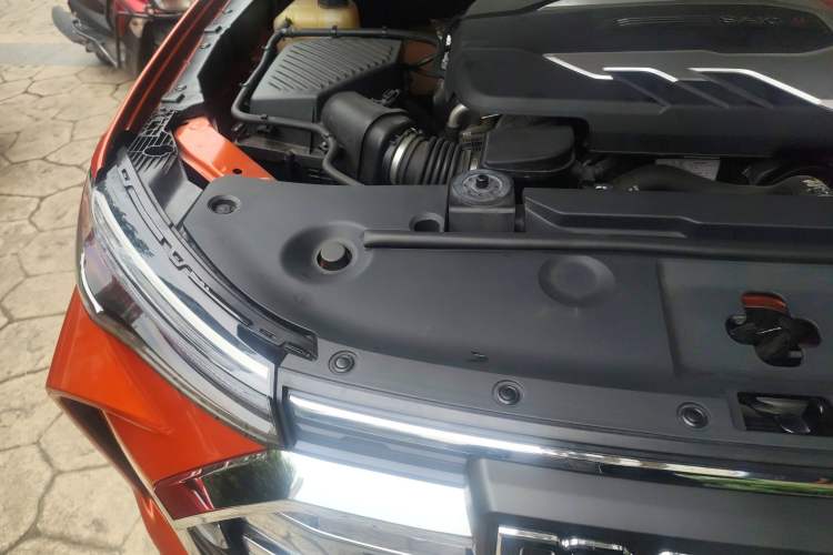 Used SAIC MAXUS T90 2021 2.0T Single-Turbo Automatic Two-Wheel Drive High-Ride Comfort Plus Long-Box Version Engine Bay Right