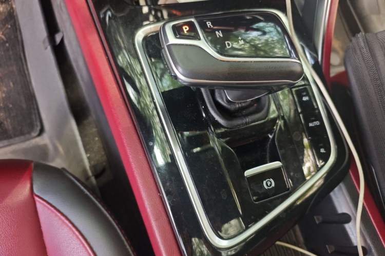 Used SAIC MAXUS T90 2021 2.0T Twin-Turbo Automatic All-Wheel Drive High-Ride Luxury Standard Cab Gear Lever