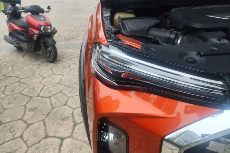 Used SAIC MAXUS T90 2021 2.0T Single-Turbo Automatic Two-Wheel Drive High-Ride Comfort Plus Long-Box Version Right Front Headlight