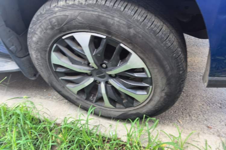 Used SAIC MAXUS T90 2021 2.0T Single-Turbo Automatic Two-Wheel Drive High-Ride Elite Version with Extended Cabin Right Front Wheel Hub