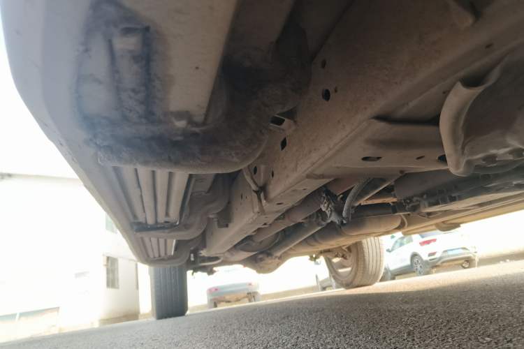 Used SAIC MAXUS T90 2021 2.0T Single-Turbo Manual Transmission Two-Wheel Drive High Ground Clearance Comfortable Version with Extended Cargo Box Chassis Front Right