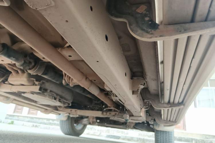 Used SAIC MAXUS T90 2021 2.0T Single-Turbo Manual Transmission Two-Wheel Drive High Ground Clearance Comfortable Version with Extended Cargo Box Chassis Rear Right