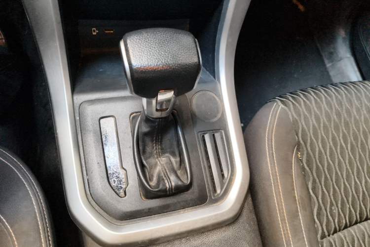 Used SAIC MAXUS T90 2021 2.0T Single-Turbo Automatic Two-Wheel Drive High-Ride Comfort Edition Standard Cab Gear Lever