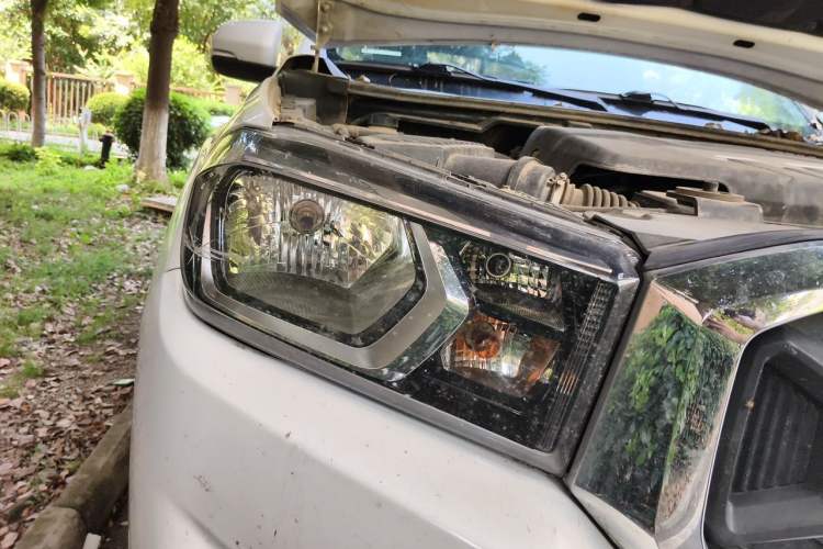 Used SAIC MAXUS T90 2021 2.0T Single-Turbo Automatic Two-Wheel Drive High-Ride Comfort Edition Standard Cab Right Front Headlight