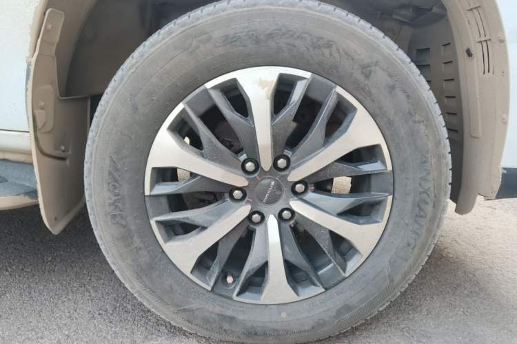Used SAIC MAXUS T90 2021 2.0T Single-Turbo Manual Transmission Two-Wheel Drive High Ground Clearance Comfortable Version with Extended Cargo Box Right Front Wheel Hub