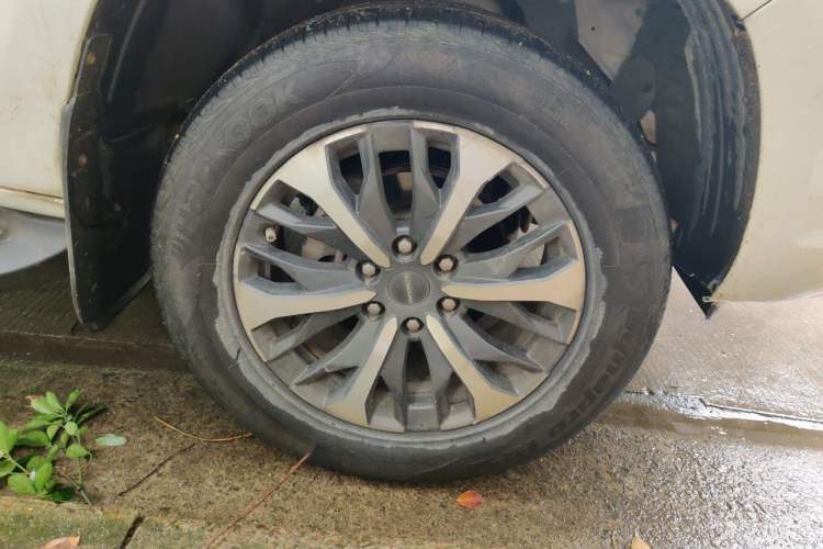 Used SAIC MAXUS T90  Right Front Wheel Hub
