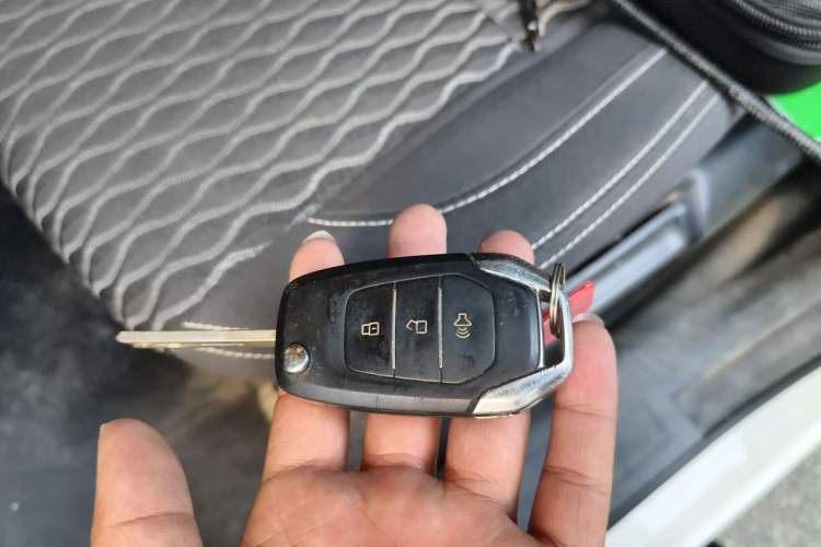 Used SAIC MAXUS T90 2021 2.0T Single-Turbo Automatic Two-Wheel Drive High-Ride Comfort Edition Standard Cab Vehicle Key