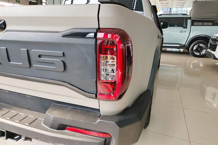 Used SAIC MAXUS T90 2022 2.0T Diesel Automatic 4x4 SAIC Bull—Demon Standard Cab Exterior 3