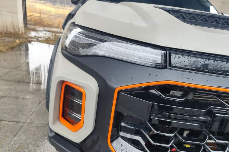 Used SAIC MAXUS T90 2022 2.0T Diesel Automatic 4x4 SAIC Bull—Demon Standard Cab Right Front Headlight