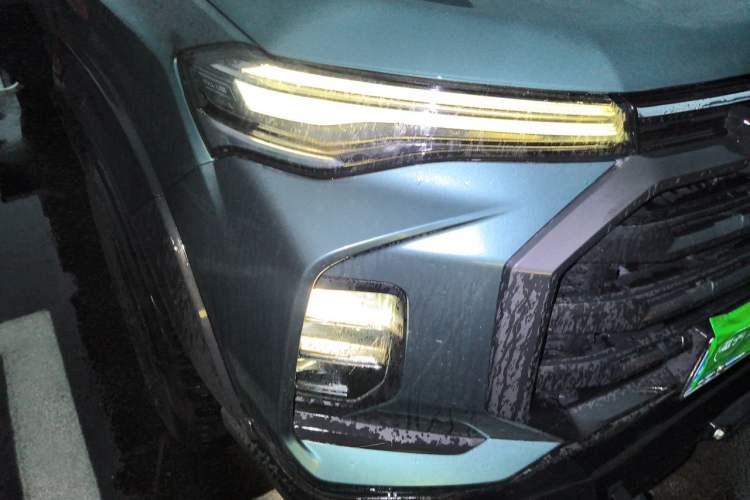 Used SAIC MAXUS T90 RV 2022 2.0T Explorer T90 All-Terrain Green Right Front Headlight