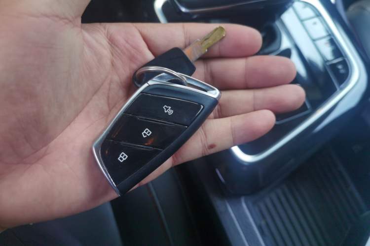 Used SAIC MAXUS T90 RV 2022 2.0T Explorer T90 All-Terrain Green Vehicle Key