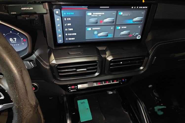 Used SAIC MAXUS Territory 2023 2.0T Cross-Country Flagship Edition 6 Seats Audio And AC Panel