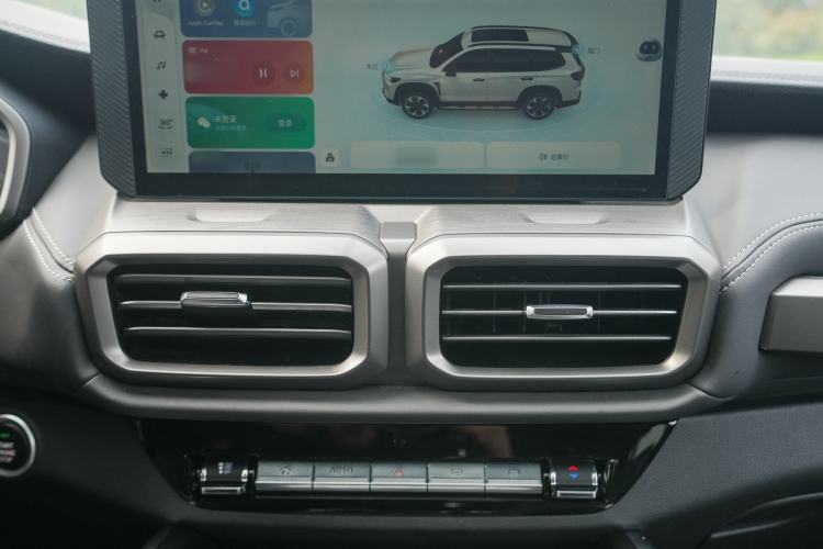 Used SAIC MAXUS Territory 2023 2.0T Cross-Country Luxury Edition 7 Seats Audio And AC Panel