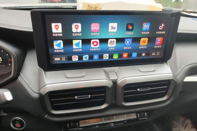 Used SAIC MAXUS Territory 2023 2.0T Gasoline Elite Edition 7-Seater Audio And AC Panel
