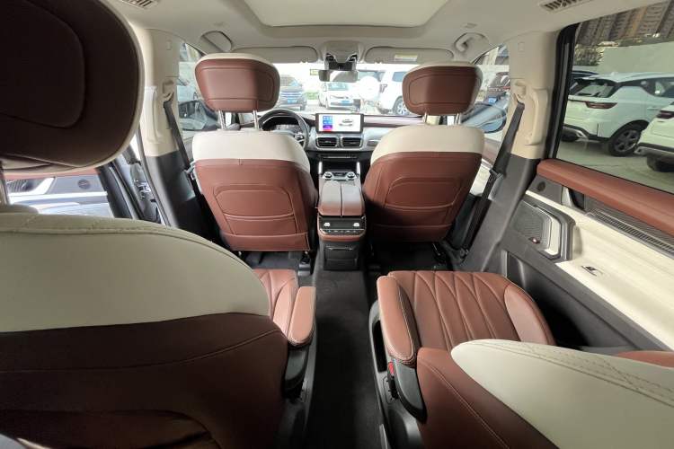 Used SAIC MAXUS Territory 2023 2.0T All-Out Flagship Version 6 Seats Interior 11