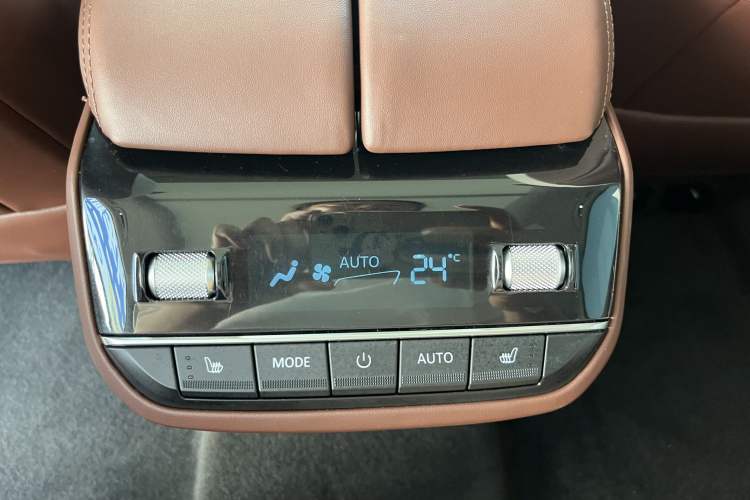 Used SAIC MAXUS Territory 2023 2.0T All-Out Flagship Version 6 Seats Interior 2
