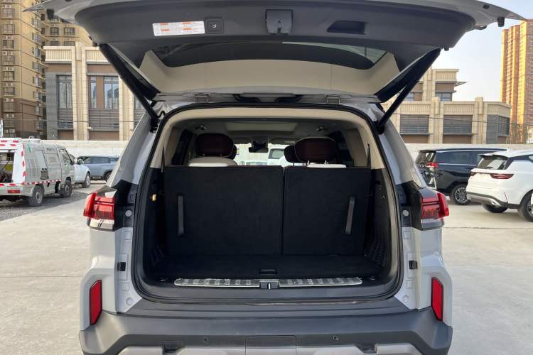 Used SAIC MAXUS Territory 2023 2.0T All-Out Flagship Version 6 Seats Interior 8