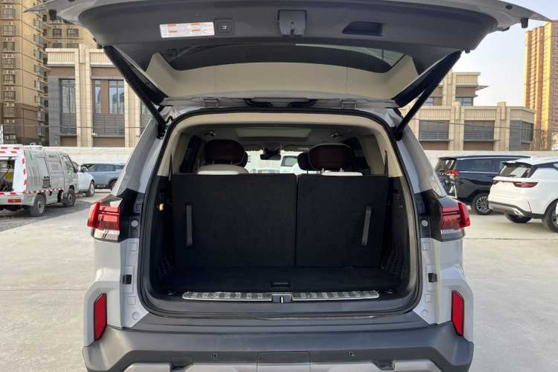 Used SAIC MAXUS Territory 2023 2.0T All-Out Flagship Version 6 Seats Interior 8