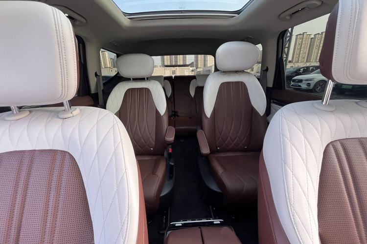 Used SAIC MAXUS Territory 2023 2.0T All-Out Flagship Version 6 Seats Interior 9