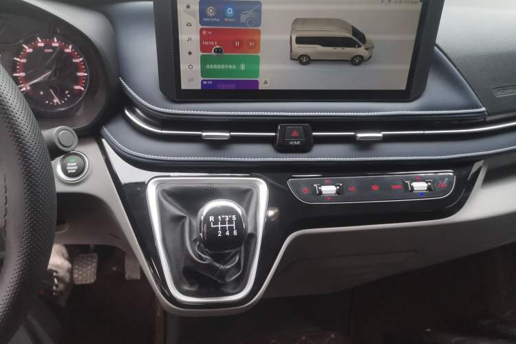 Used SAIC MAXUS V70 Xintu 2023 2.0T Diesel Manual Elite Edition 5/6 Seats 93 kW Audio And AC Panel